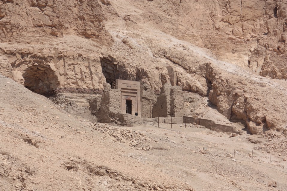 Photo the tomb of Senmut at Deir Elbahari where the mummy was found