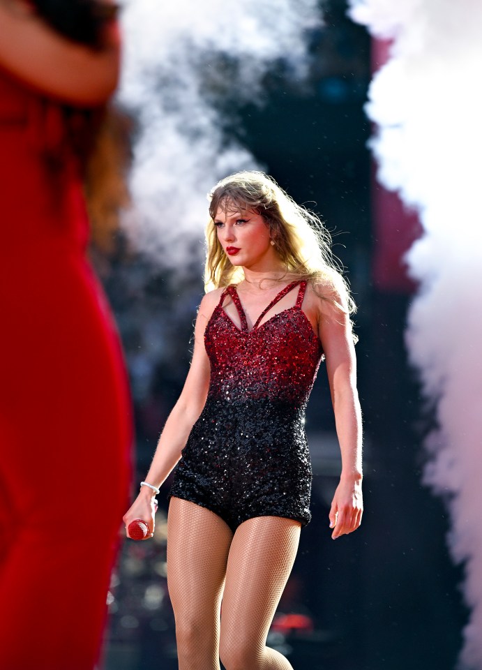 Taylor made a triumphant return to the stage tonight