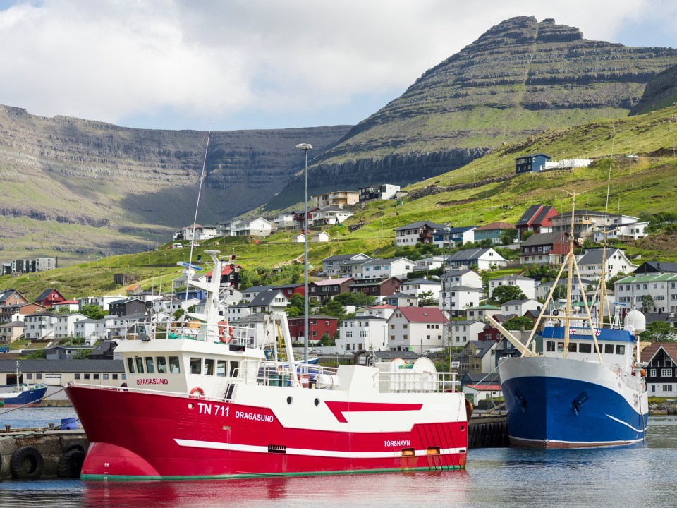 a red and white boat with the number tn711 on it