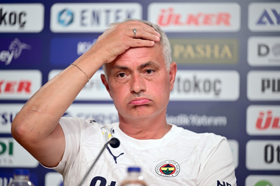 a man with a ring on his finger is wearing a shirt that says fenerbahce