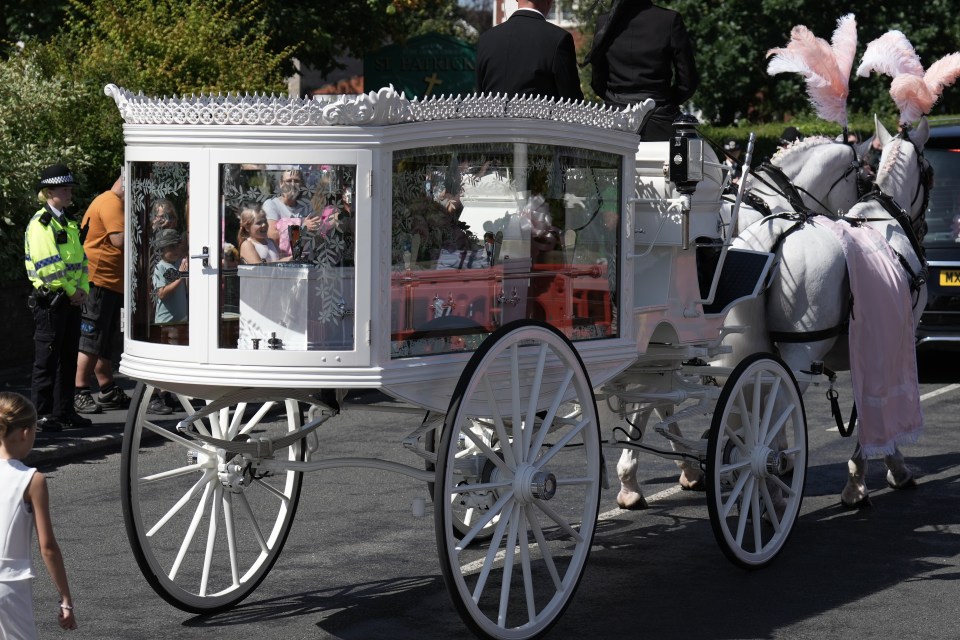 a horse drawn carriage with a sign that says ' funeral ' on it