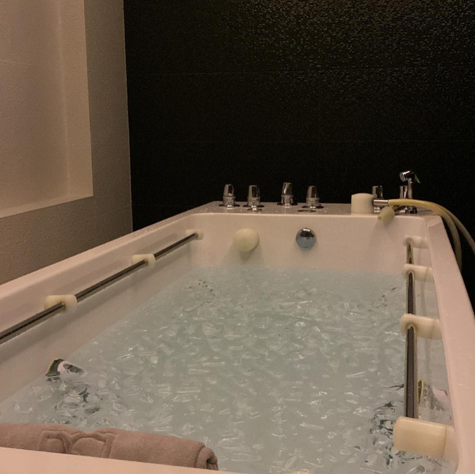 a bathtub filled with water and a towel on the edge