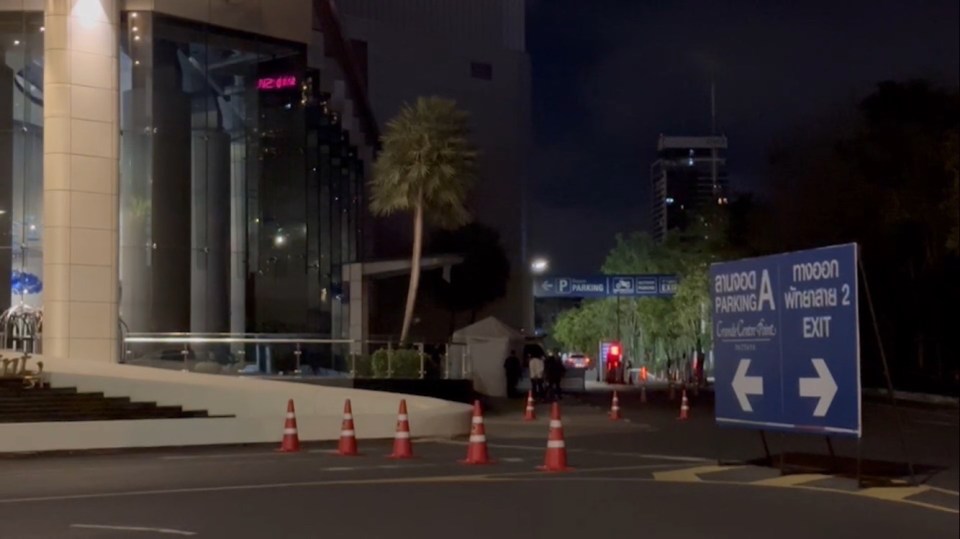 a blue sign shows the way to parking a and exit