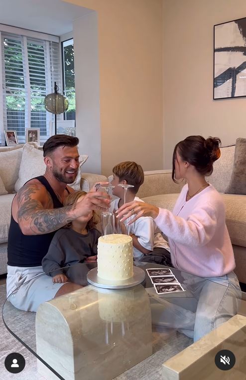 They chose the iced cake technique for their gender reveal