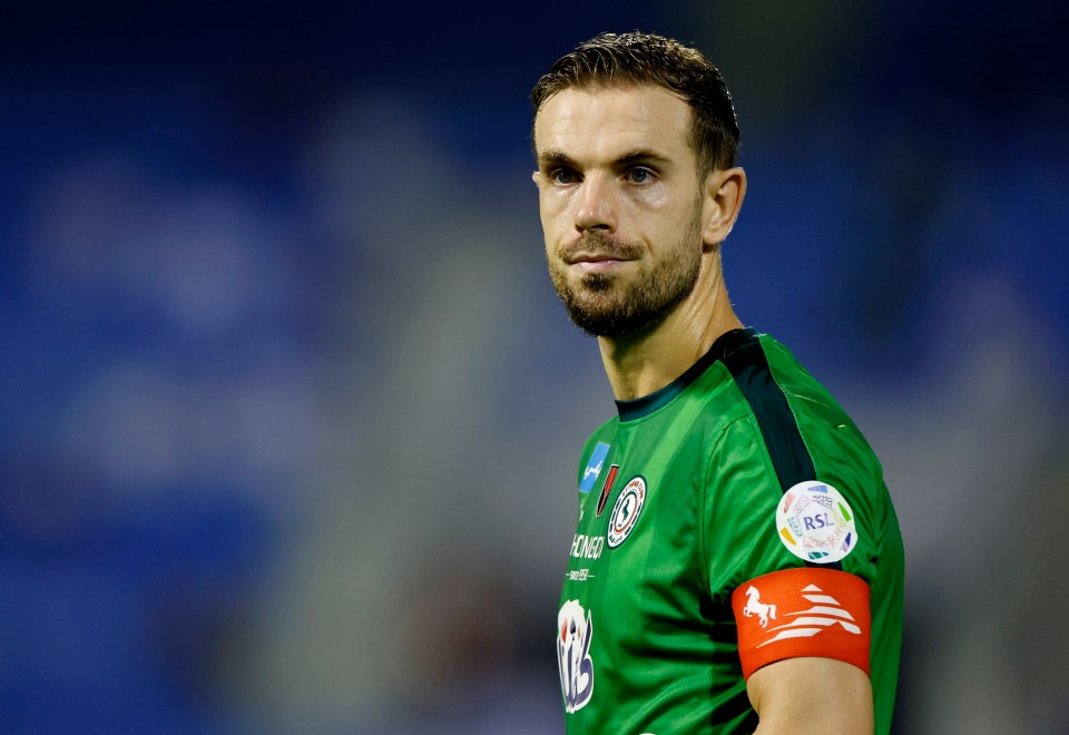 a soccer player wearing a green jersey that says ' rsv ' on it