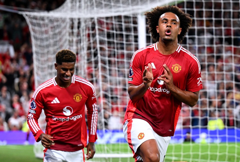 Joshua Zirkzee celebrates his winner with Marcus Rashford