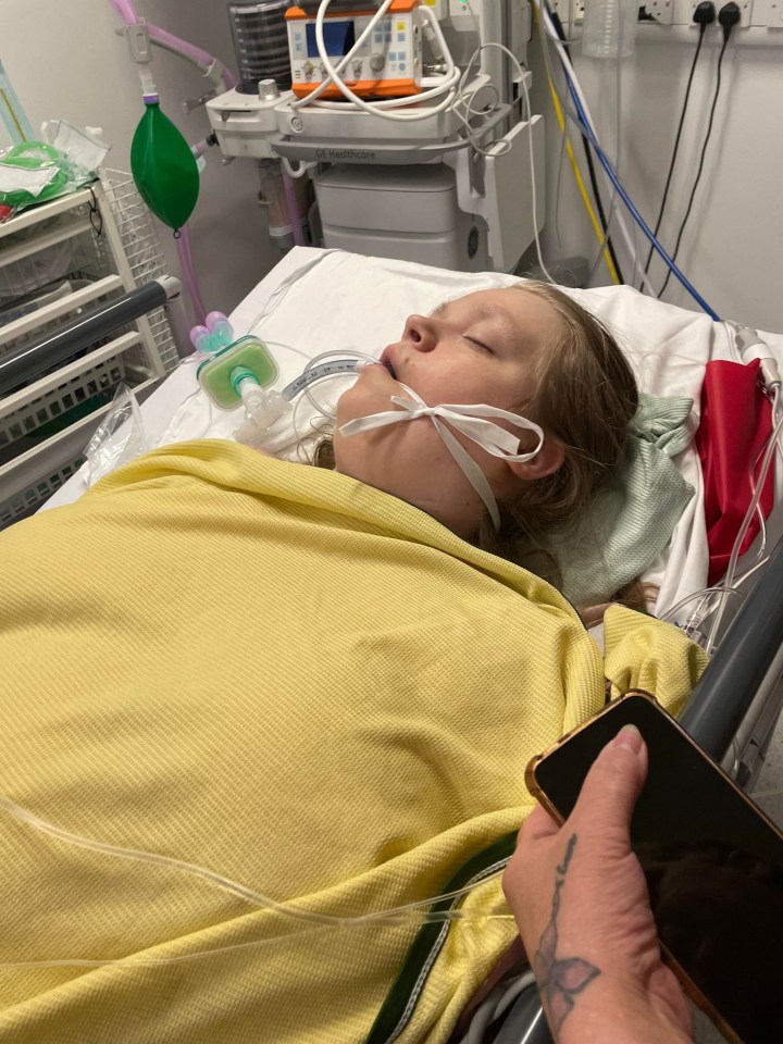 a child is laying in a hospital bed with an oxygen mask on