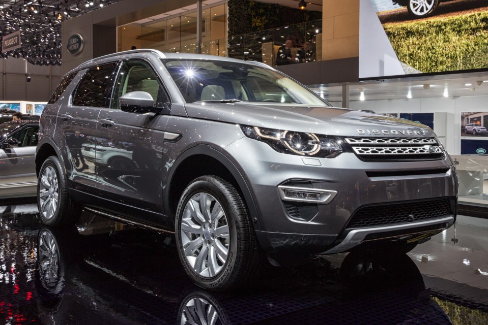 a silver land rover discovery is on display at a car show