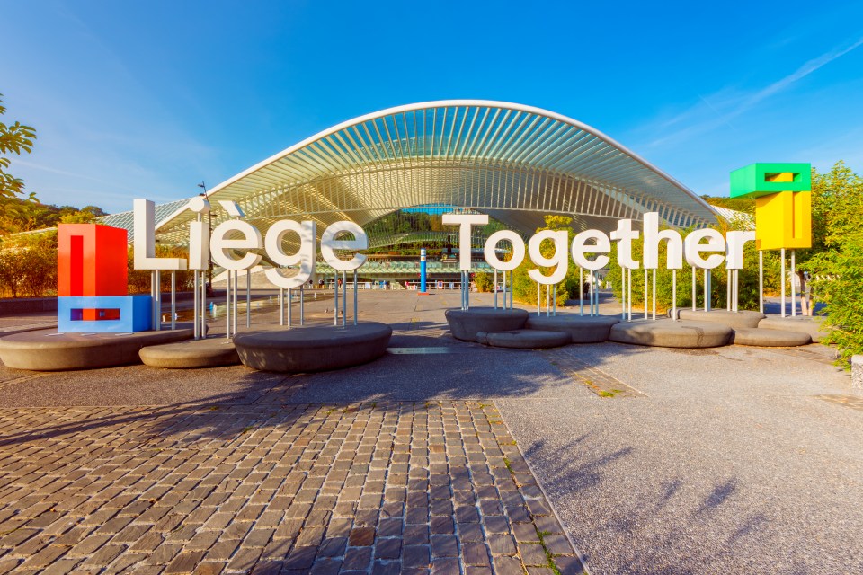 a sign that says liege together in front of a building