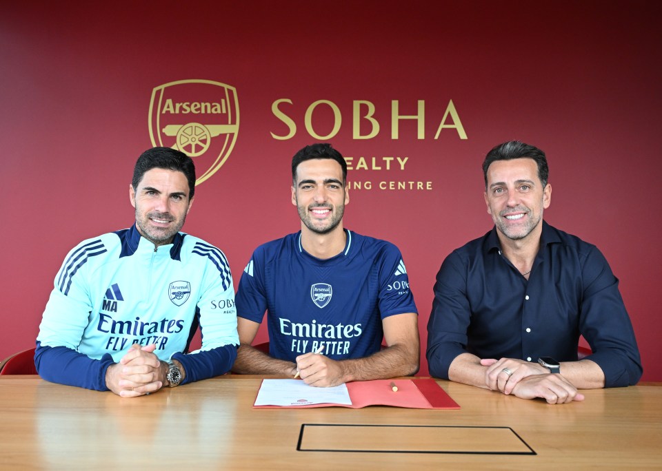 LONDON COLNEY, ENGLAND - AUGUST 27: (L) Arsenal manager Mikel Arteta and (R) Sporting Director Edu Gaspar with new signing Mikel Merino at Sobha Realty Training Centre on August 27, 2024 in London Colney, England. (Photo by Stuart MacFarlane/Arsenal FC via Getty Images)