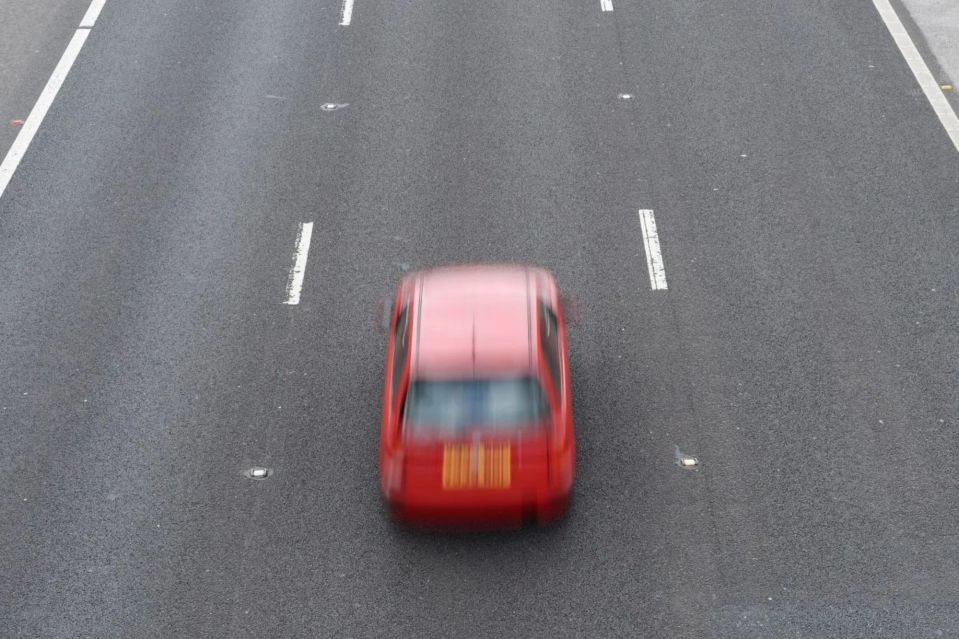  Hogging the middle lane can cause problems for other drivers