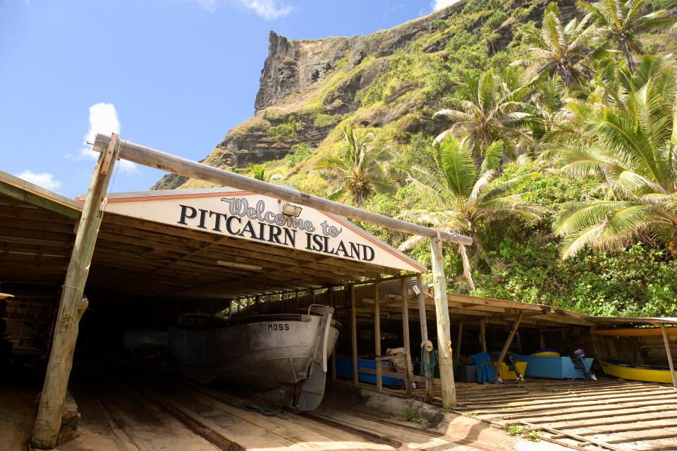 Picture showing the only small harbour of Bounty Bay in Pitcairn