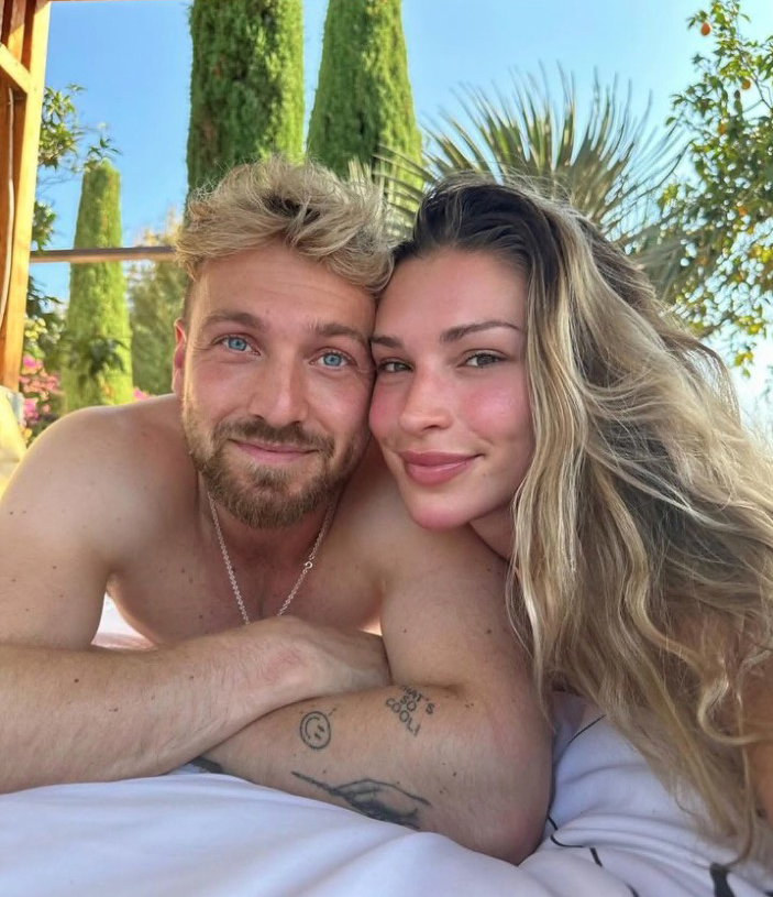 Sam Thompson and Zara McDermott looked all loved-up in a sweet holiday snap