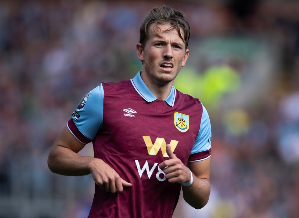 a soccer player wearing a maroon and blue jersey with the word wo on it