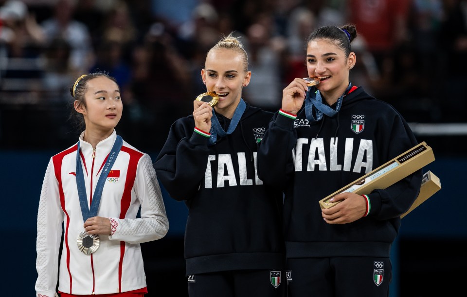 three female athletes wearing shirts that say italia on them