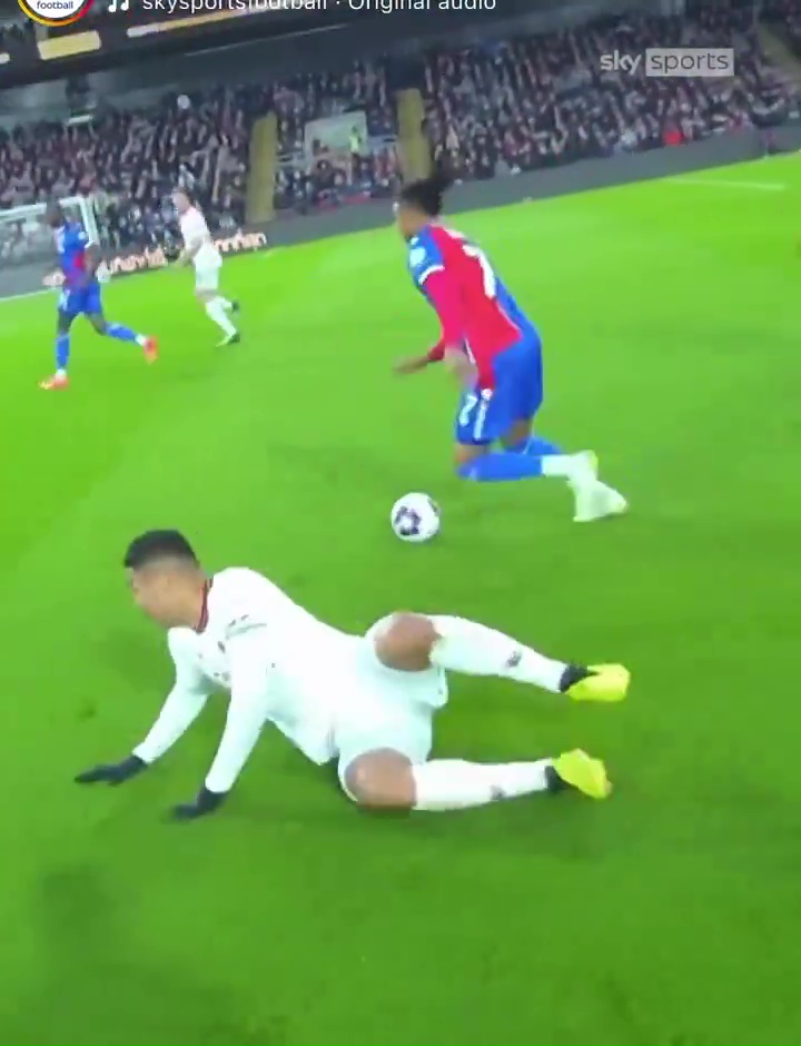 Olise did a body feint to leave the Man Utd star for dead