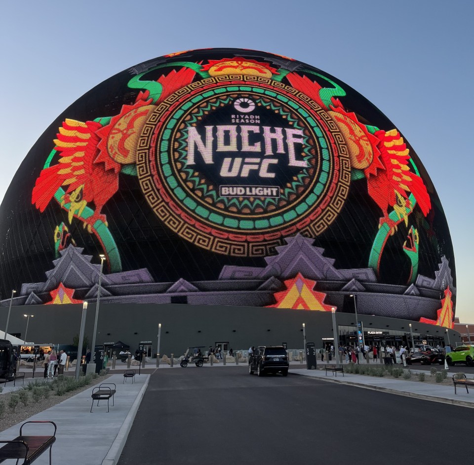 a large dome that says noche ufc on it