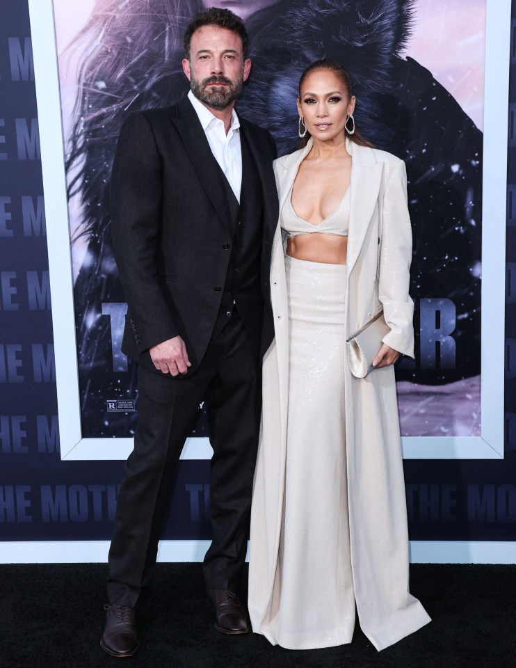 ben affleck and jennifer lopez pose for a photo on the red carpet