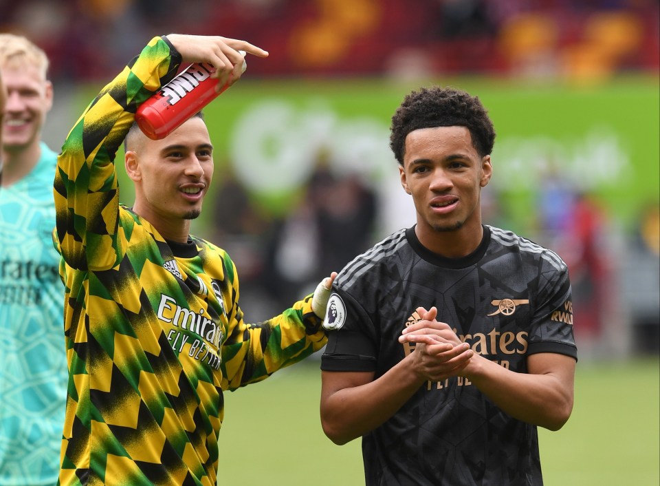 brentford england september 18 ethan nwaren and gabriel martinelli