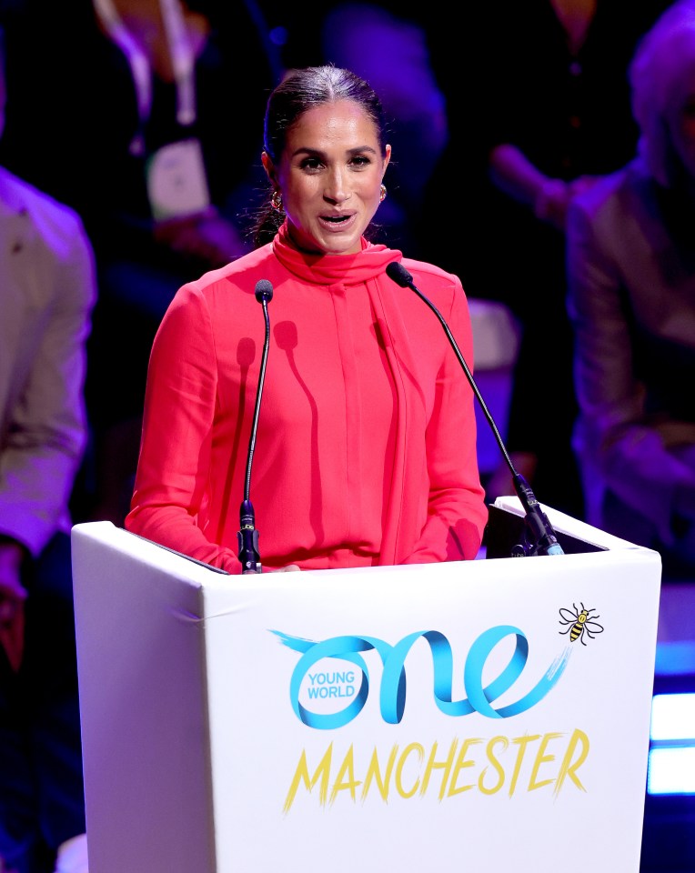 Meghan knows how to command attention when she's on the mic, says the body language pro