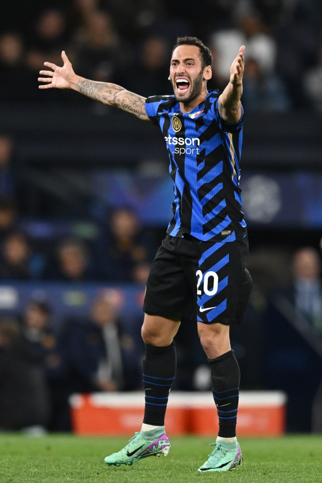 MANCHESTER, ENGLAND â SEPTEMBER 18: Hakan Calhanoglu of Internazionale reacts during the UEFA Champions League 2024/25 League Phase MD1 match between Manchester City and FC Internazionale Milano at City of Manchester Stadium on September 18, 2024 in Manchester, England. (Photo by Image Photo Agency/Getty Images)