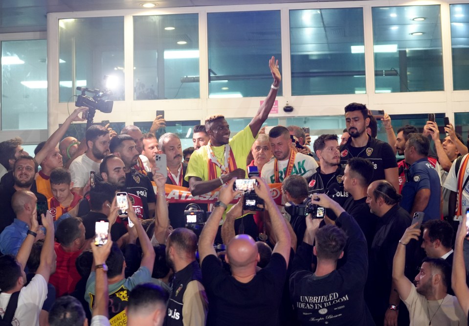 Osimhen was swarmed by Galatasaray supporters upon his arrival