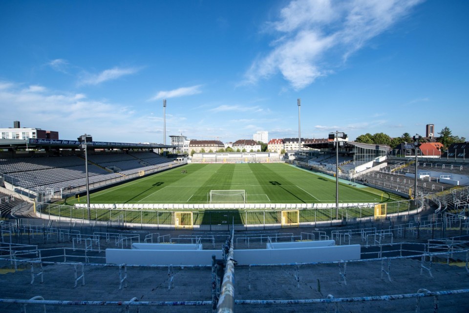 2C48G2A Munich, Germany. 24th June, 2020. Football: 3rd division, Bayern Munich II - TSV 1860 Munich, 35th day of play at the Grunwalder Strasse stadium. The empty municipal stadium at Grunwalder StraBe can be seen before the start of the match. Credit: Matthias Balk/dpa/Alamy Live News