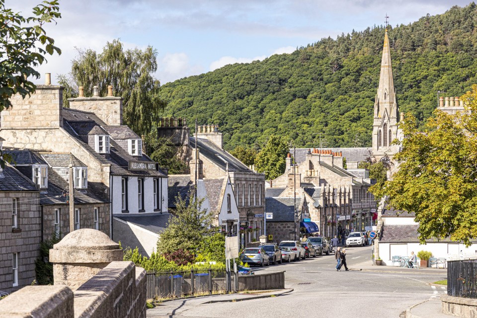 a row of buildings with a sign that says ' scottish hotel ' on it