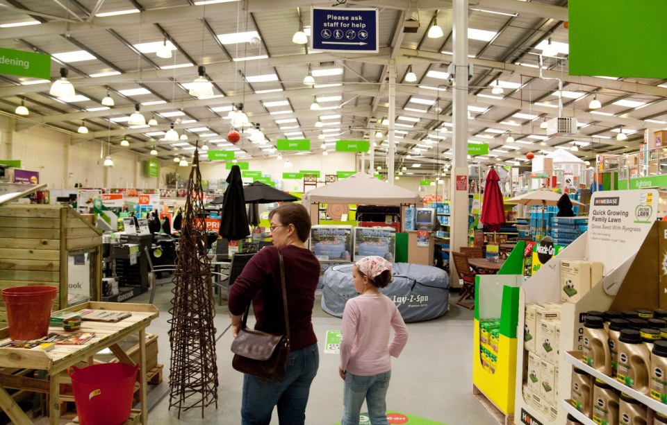 C41G81 Mother and daughter shopping at Homebase DIY store, Newmarket Suffolk UK