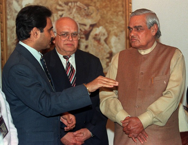 Devi Sharan meeting Indian Prime Minister Atal Bihari Vajpayee in 2000