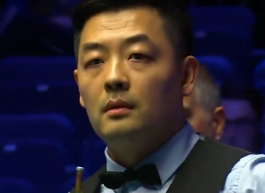 Tian Pengfei was stunned after potting the cue ball in a crucial shot