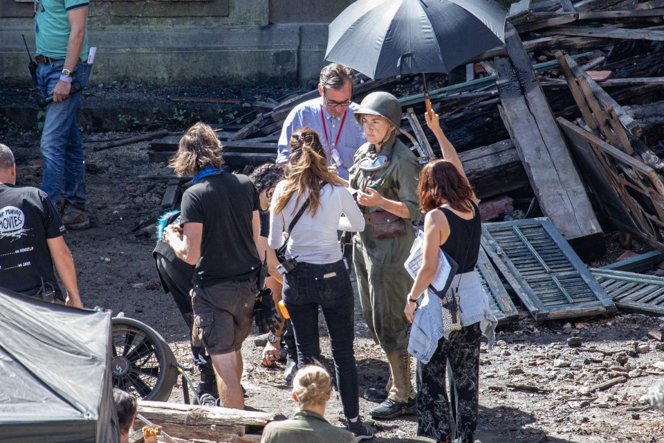 Winslet pictured in khakis in between takes