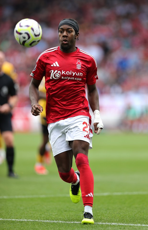 a soccer player wearing a red shirt that says kaiyun on it