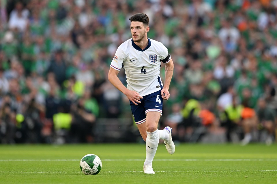 a soccer player with the number 4 on his jersey