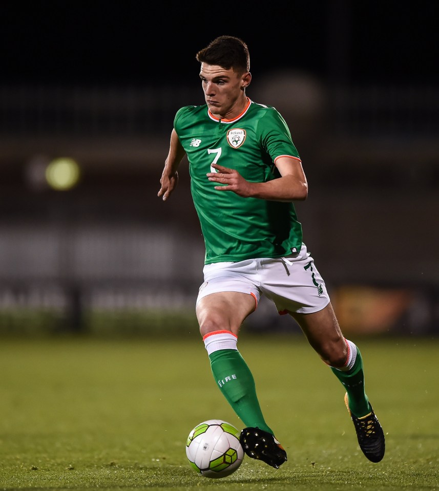 a soccer player wearing a green jersey with the number 7 on it