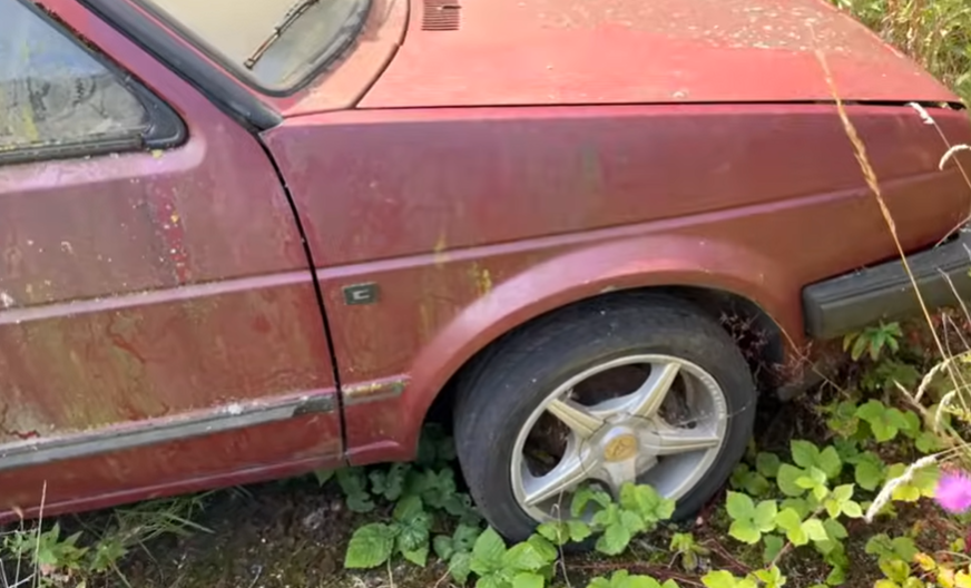 a red car with the letter c on the side