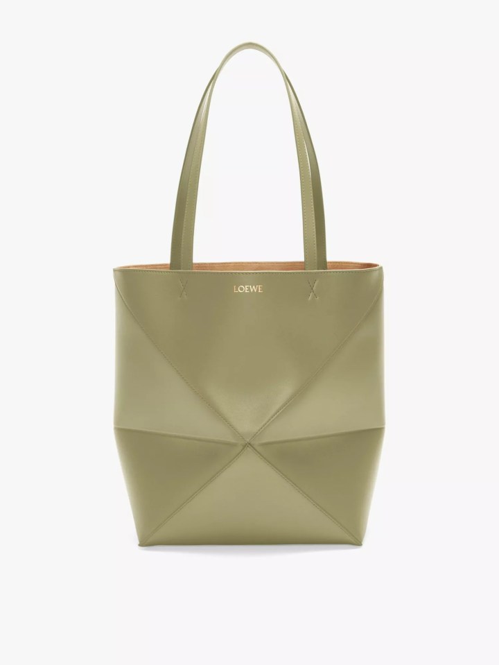 a green tote bag that says loewe on the front