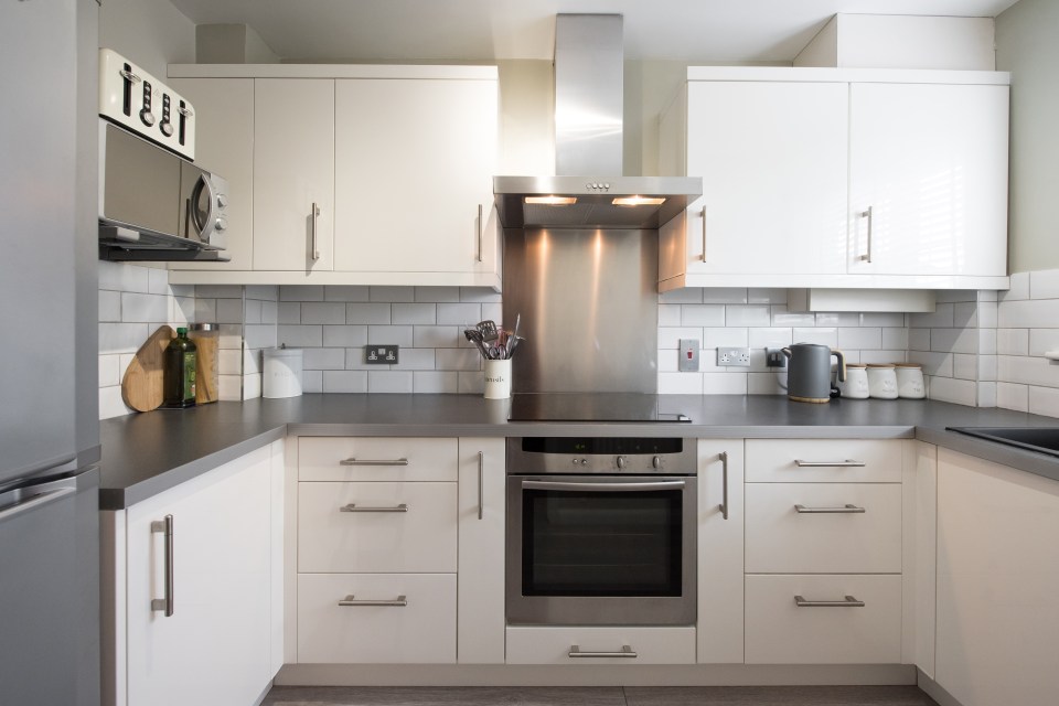 A really good and easy way to freshen up the kitchen space is putting up a metal splashback panel over the oven