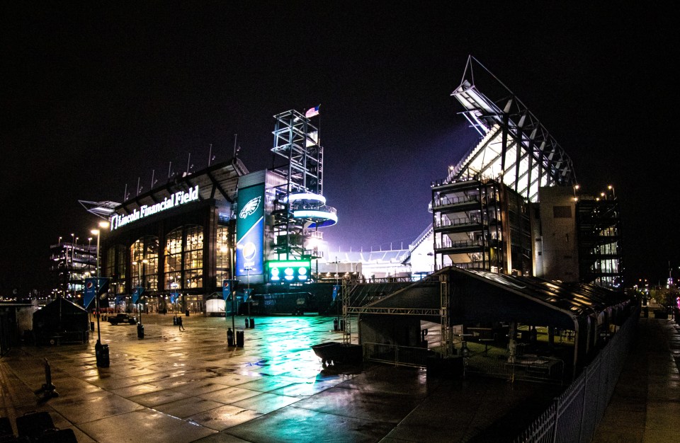 a stadium that has the word financial field on it