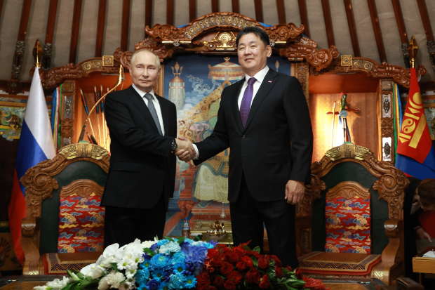 Putin and Mongolia’s President Ukhnaagiin Khurelsukh shake hands during a meeting in Ulaanbaatar