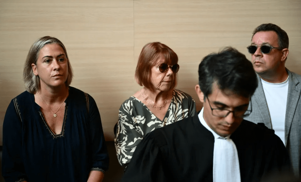 Gisèle sitting in the court  alongside her daughter Caroline Darian (L)