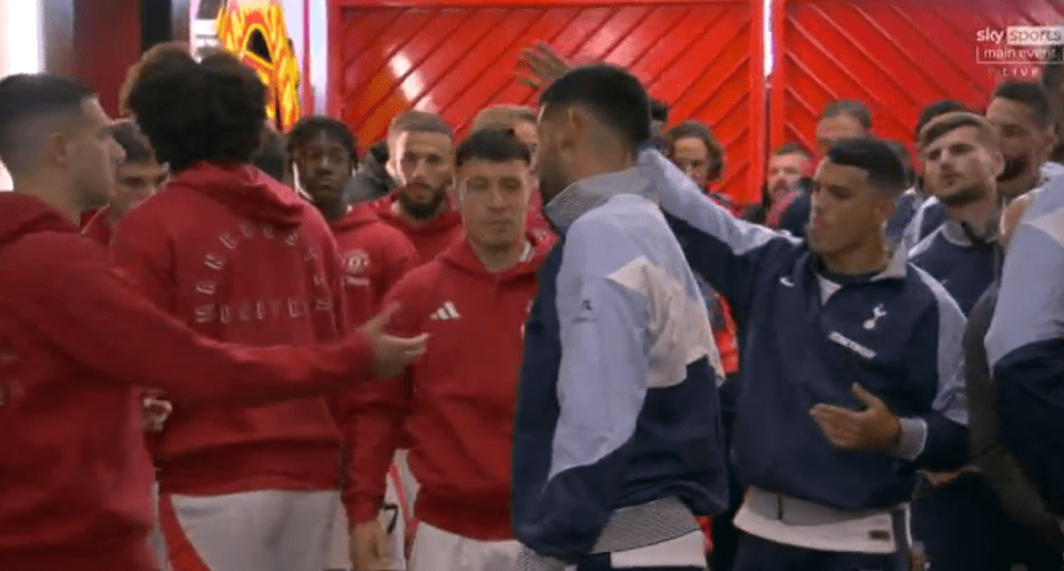 Man Utd and Spurs players were all smiles together in the tunnel