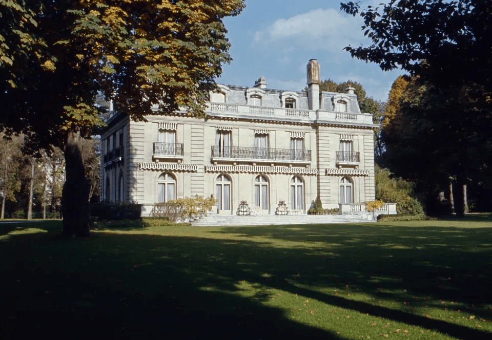 Al Fayed bought the mansion of Edward VIII and Wallis Simpson and renamed it 'Villa Windsor'