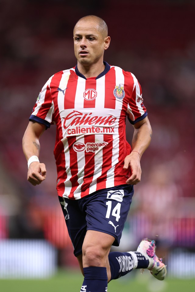 a soccer player wearing a red and white striped jersey with caliente.mx on it