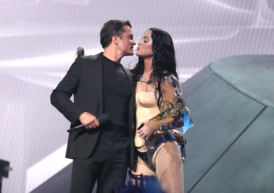 Katy gave Orlando a kiss on stage at the MTV Video Vanguard 2024 after accepting an award from him