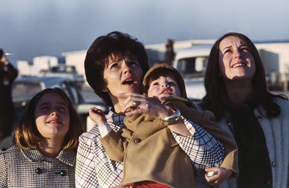 Apollo 13 commander's wife Marilyn Lovell and her children in Apollo 13: Survival on Netflix