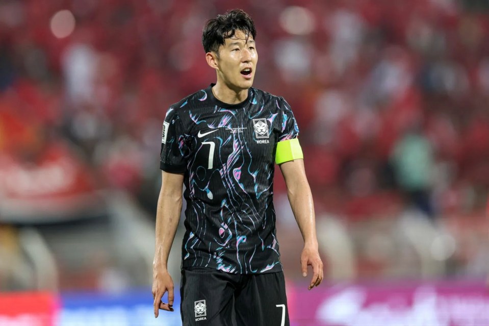 a soccer player with the number 7 on his jersey