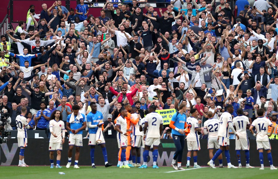 a group of soccer players holding a sign that says " worry not "