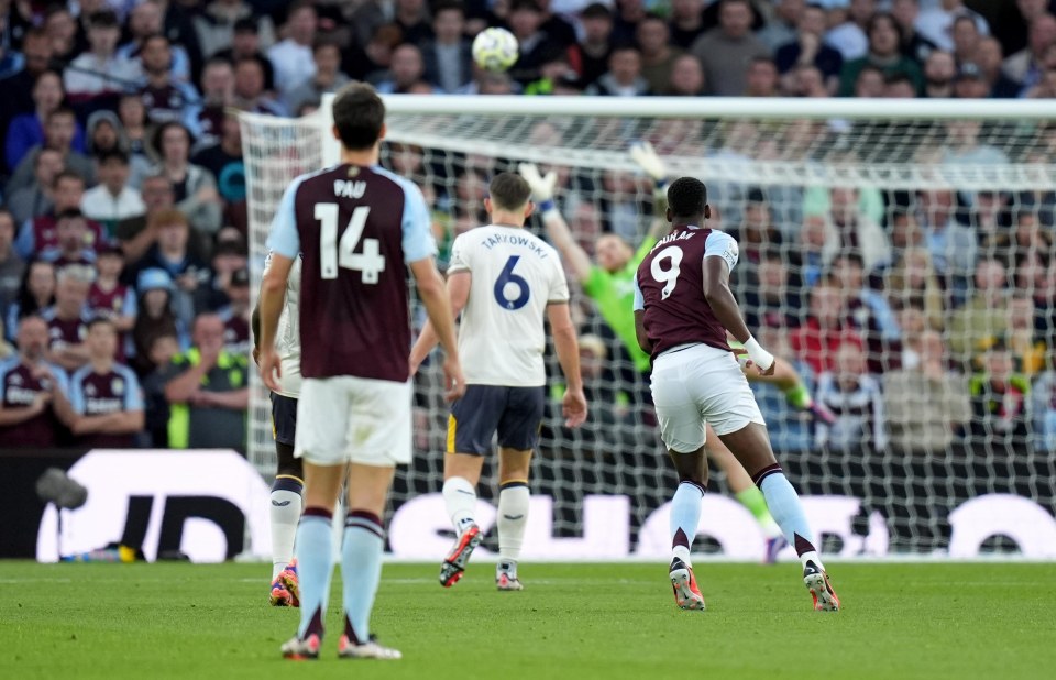 Jhon Duran scored an epic goal for Aston Villa from 30 yards out against Everton