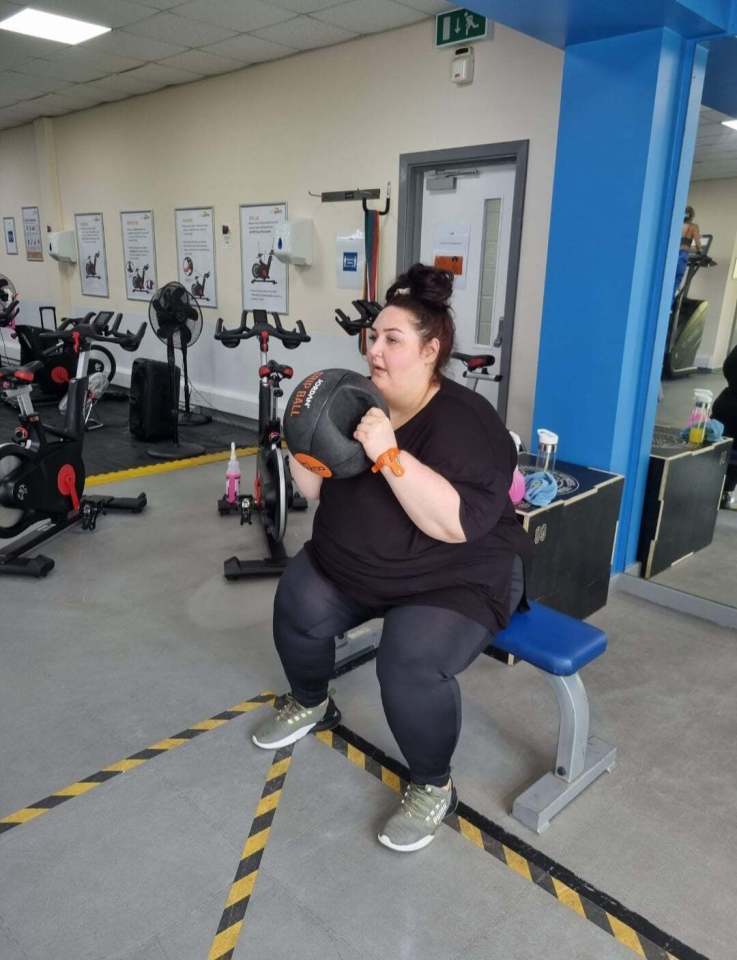 Sarah working hard in the gym to lose weight and get strong